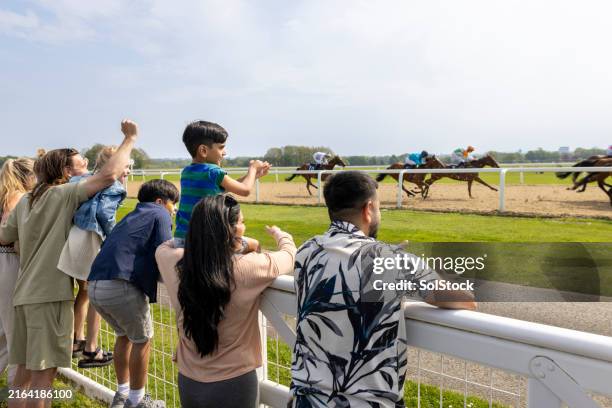 Spectators At The Races 59,204 Horse Racing Spectators Stock Photos, High-Res Pictures, and ...