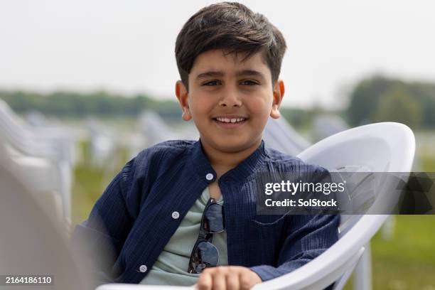 genießen sie einen jahrmarkt im freien - halbnahe-einstellung stock-fotos und bilder