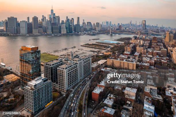 vista de dron de brooklyn heights con vistas al hudson y al centro de manhattan - brooklyn fotografías e imágenes de stock