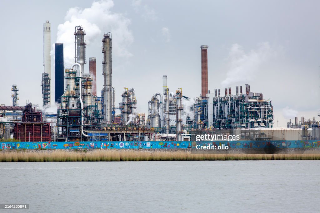 Port of Antwerp - large refinery