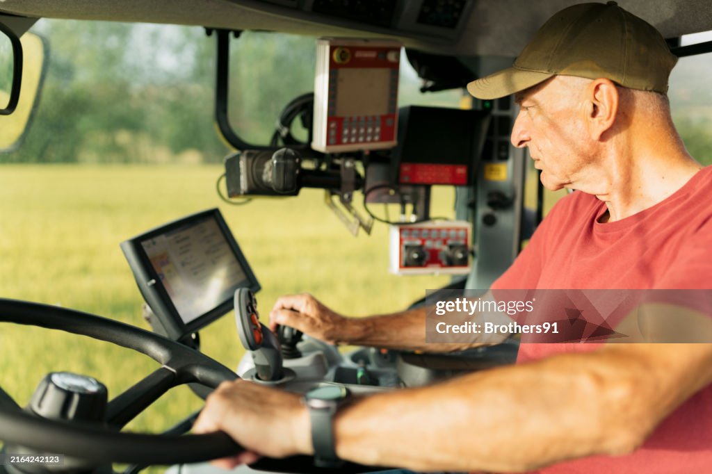 Erfahrener männlicher Landwirt Tauchen Ackerbau Traktor