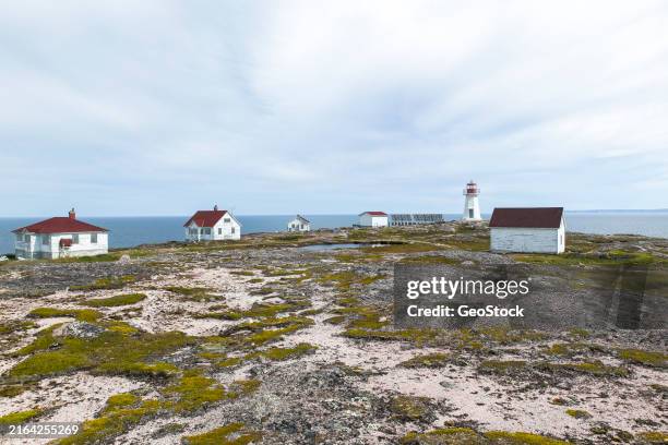 buildings in a ghost town - labrador photos et images de collection