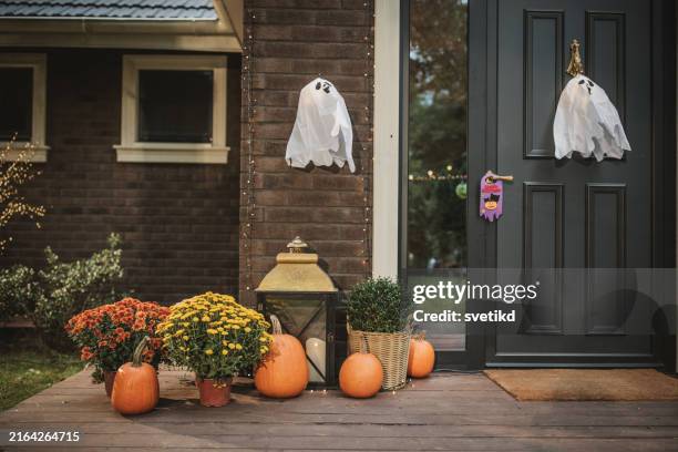 house decorated for halloween - front porch stock pictures, royalty-free photos & images