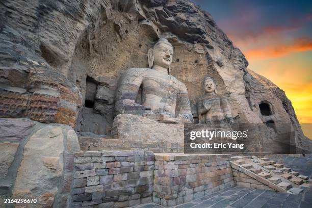 magnificent yungang buddhist caves - grotte stock-fotos und bilder