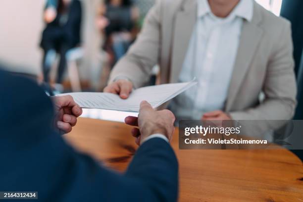 bewerber mit einem vorstellungsgespräch. - give away stock-fotos und bilder