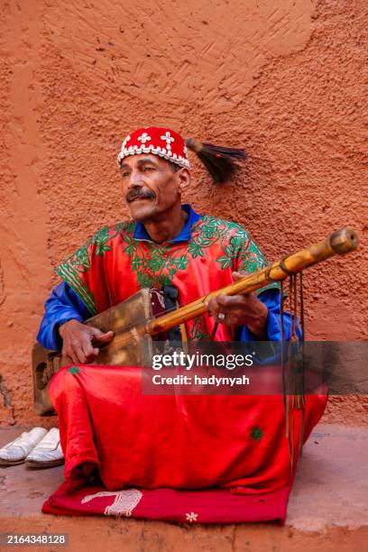 street musician in marrakesh, morocco - marrakech stockfoto's en -beelden