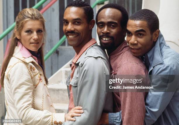 Sheila prend des cours de danse avec le groupe B Devotion, à Paris, le 15 juin 1977.
