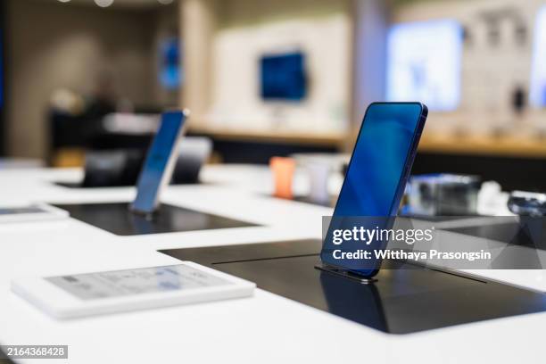 mobile smartphone in electronic store - elektrogeschäft stock-fotos und bilder