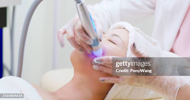 estetista asiatica usa lo strumento di bellezza - caratteristica della pelle foto e immagini stock