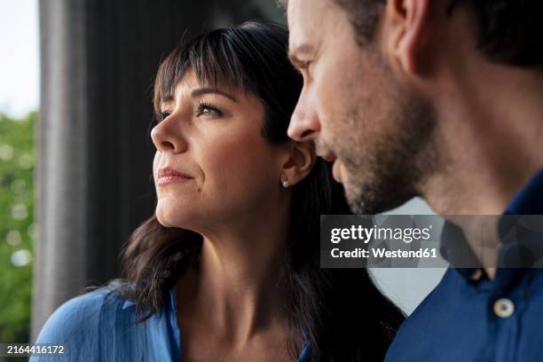 businessman talking to businesswoman at home - menschliche beziehung stock-fotos und bilder