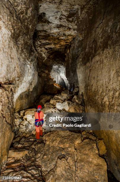 die höhle buso delle rana - im scheinwerferlicht gefangen stock-fotos und bilder