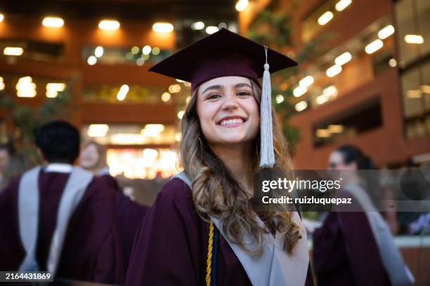 portraits de jeunes diplômées heureuses lors de la cérémonie de remise des diplômes - étudiant en dernière année photos et images de collection