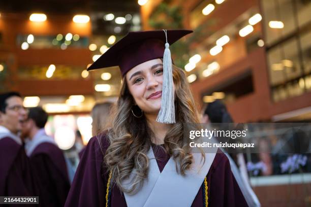 retratos de jóvenes graduadas felices durante la ceremonia de graduación - estudiante de bachillerato chica fotografías e imágenes de stock