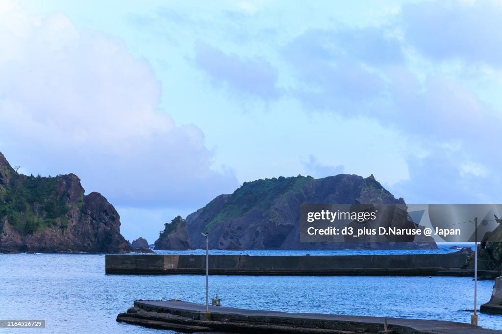 Afternoon of Nakagi harbor.
Nakagi beach is in the foreground and Ohnejima island is offshore.
Hirizohama is to the left of Ohnejima island.
Hirizohama beach, Nakagi, Minami-Izu, Izu Peninsula, Shizuoka pref, Japan. - July 14, 2024.