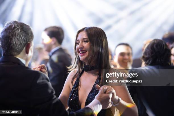 la graduada y su padre bailan en la fiesta de graduación - gala de baile de salón fotografías e imágenes de stock
