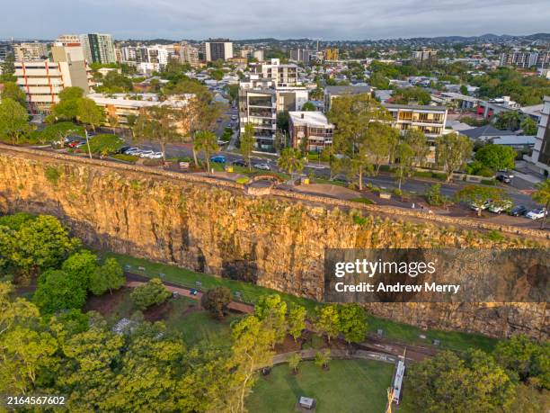 kangaroo point cliffs, brisbane at dusk - kangaroo flat stock pictures, royalty-free photos & images