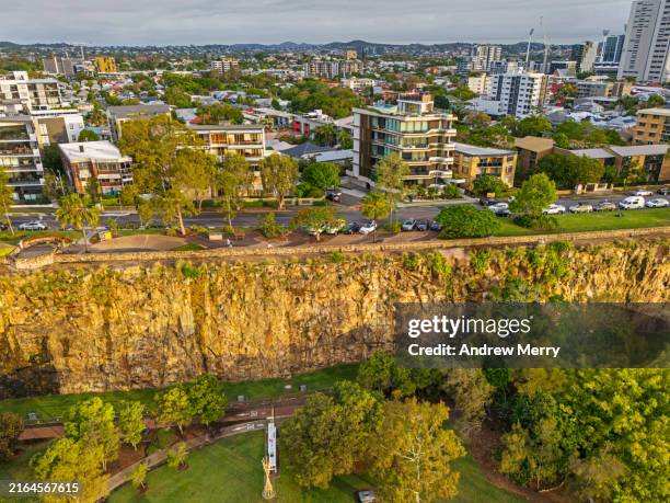 brisbane at dusk, kangaroo point cliffs - kangaroo flat stock pictures, royalty-free photos & images