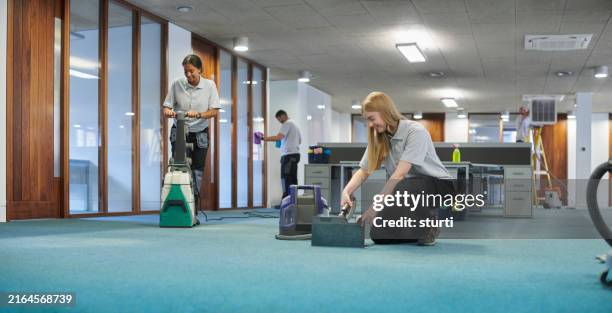 efficient deep clean team - floor cleaning machine stock pictures, royalty-free photos & images