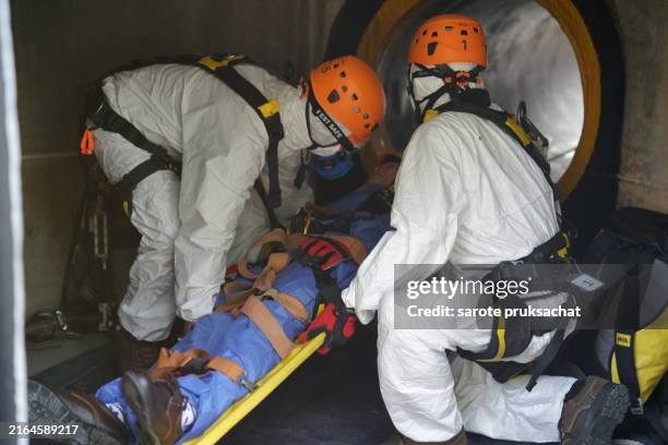 rescue drill to help victims trapped in confined spaces . - espacio reducido fotografías e imágenes de stock