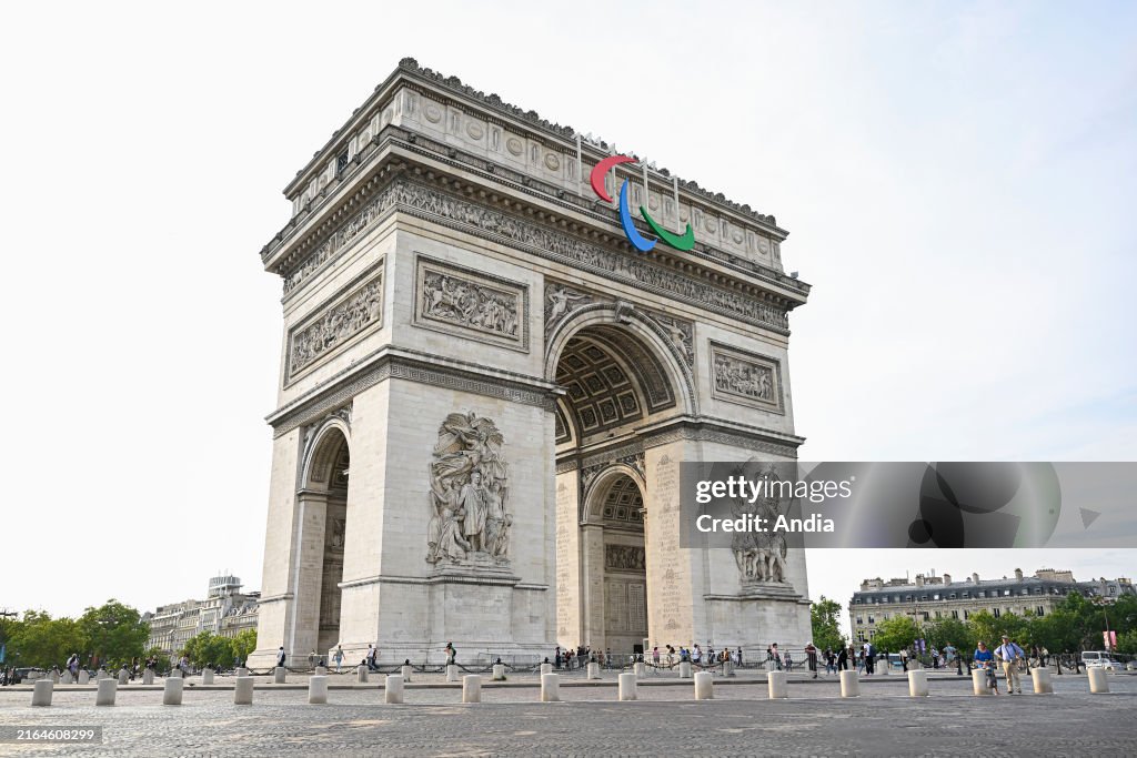Paris (France): the Arc de triomphe (Triumphal Arch)