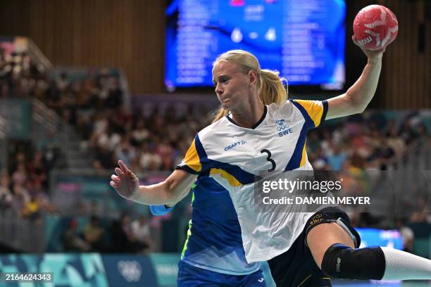 Sweden's right back Nina Koppang shoots during the Women's Preliminary Round Group A handball match between Slovenia and Sweden of the Paris 2024...