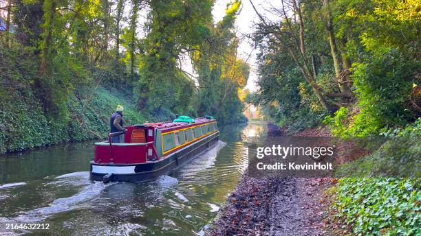 le bateau sur le canal - péniche-commerciale photos et images de collection