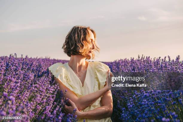 a young tall slender woman in a lavender field. - weiblichkeit stock-fotos und bilder