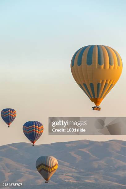 mongolfiera a goreme (göreme) in cappadocia - mongolfiera foto e immagini stock