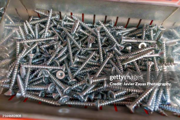 heap of zinc plated screws - loja de ferragens imagens e fotografias de stock