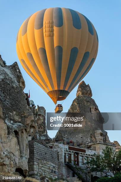 montgolfière à göreme (göreme) en cappadoce - cheminée de fée photos et images de collection