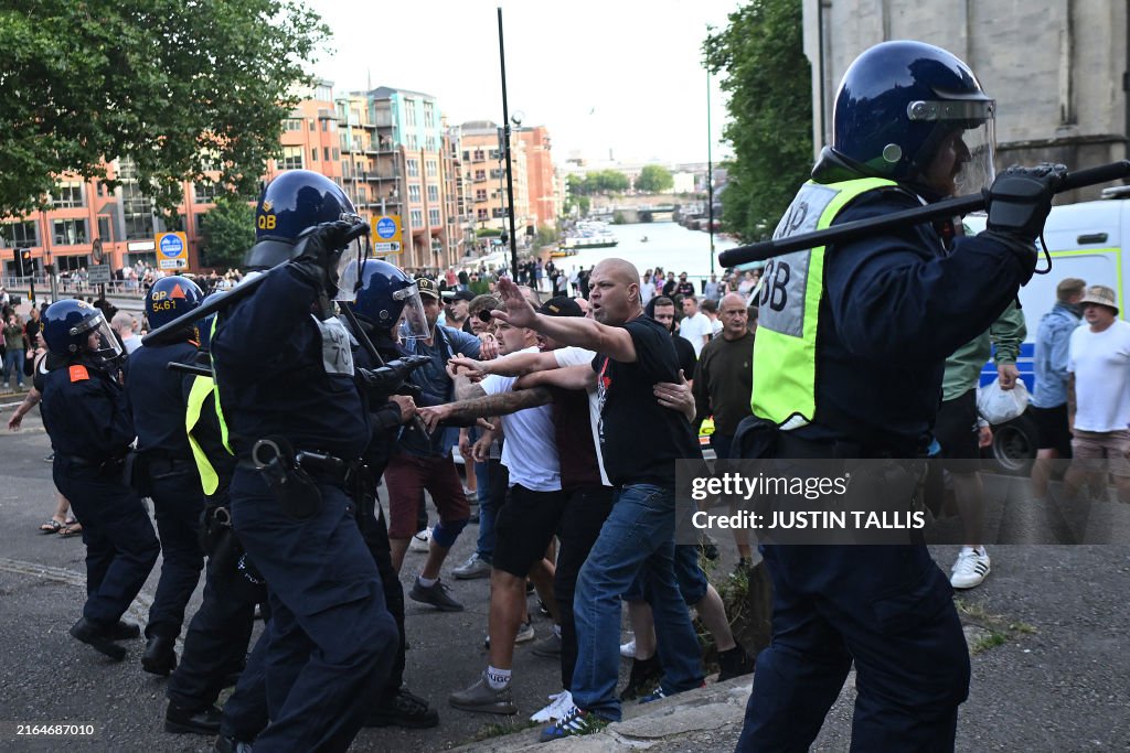 TOPSHOT-BRITAIN-CRIME-POLICE-UNREST