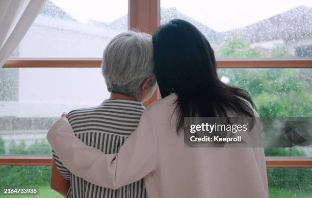 hija, que abrazan su madre - vida sencilla fotografías e imágenes de stock
