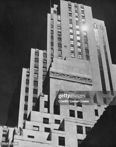 Low-angle view of the Graybar Building at 420-430 Lexington Avenue in Midtown Manhattan, New York City, New York, circa 1955. Designed by American...