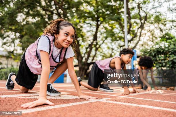 athletin beim training auf einer laufbahn - leichtathletik stock-fotos und bilder