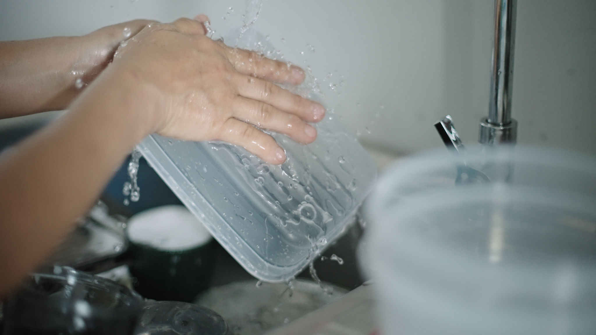washing containers