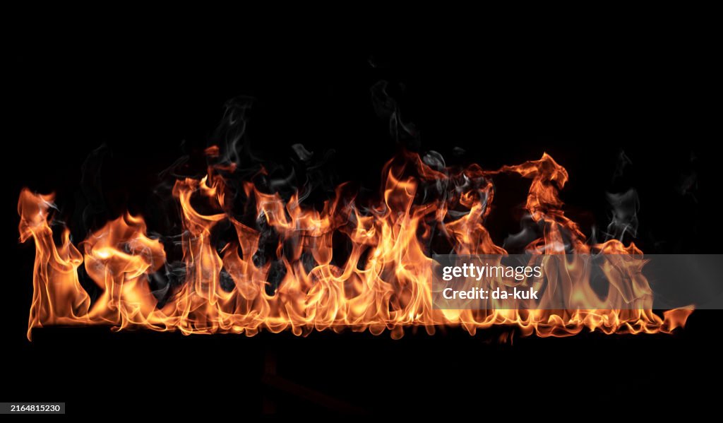 Feuer brennende Linie auf schwarzem Hintergrund. Kann als Overlay-Designelement mit Add- oder Screen-Blending-Modus verwendet werden