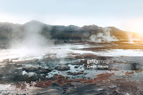 majestätischer sonnenaufgang über einem geothermischen feld in der atacama-wüste - san pedro de atacama stock-fotos und bilder