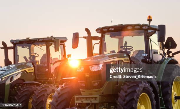 john deere tractors - tractor fotografías e imágenes de stock