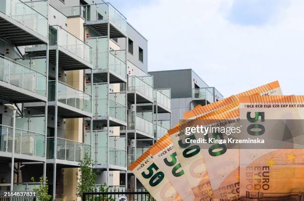 apartments for sale - mietshaus stock-fotos und bilder