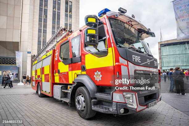 camion de pompiers dans le centre-ville de birmingham - west midlands photos et images de collection