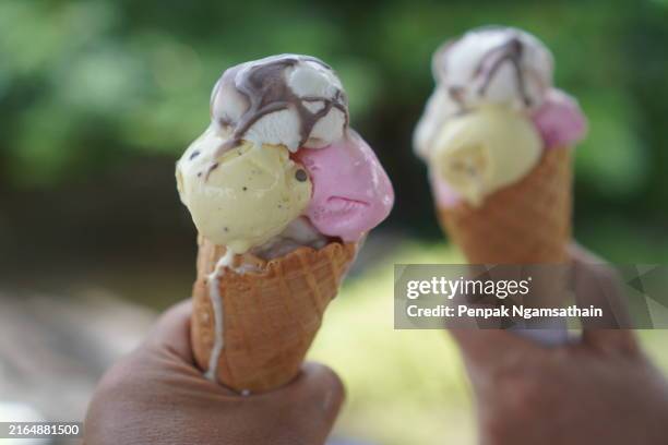 ice cream cone - cucchiaio dosatore foto e immagini stock