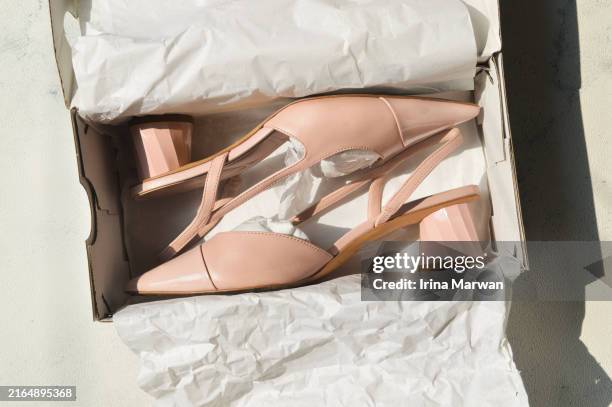 shoe box, shoes inside a box - zapatos color carne fotografías e imágenes de stock