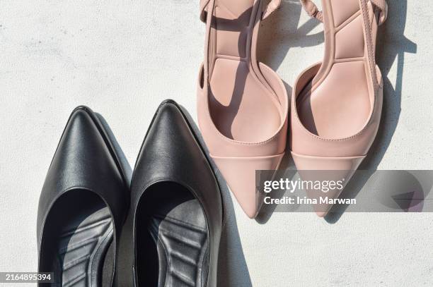 pointy pump shoes, high heel shoes - zapatos color carne fotografías e imágenes de stock