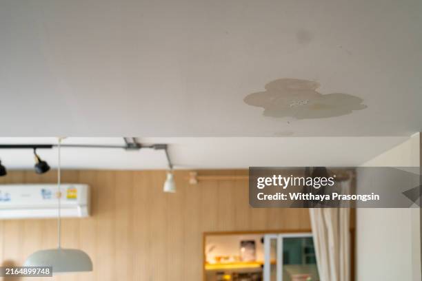 roof leakage, water dameged ceiling roof and stain on ceiling - vazar imagens e fotografias de stock