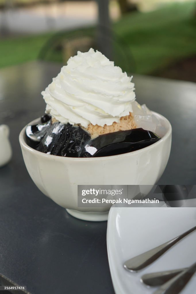 Snow flake milk tea bingsu top whipped cream