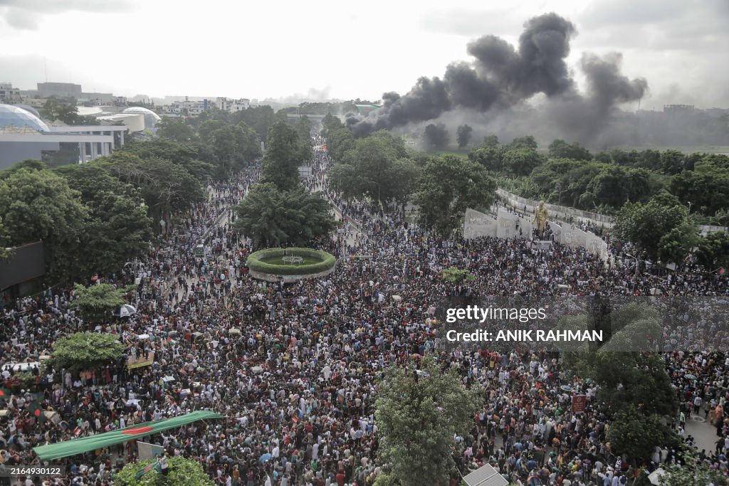 Bangladeshi-People-Celebrate-after-PM-fleeing