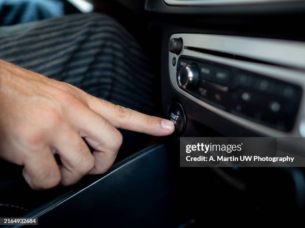 car start stop system with finger pressing the button - automatisch stock-fotos und bilder