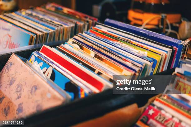vinyl records at vintage store - discoteca fotografías e imágenes de stock