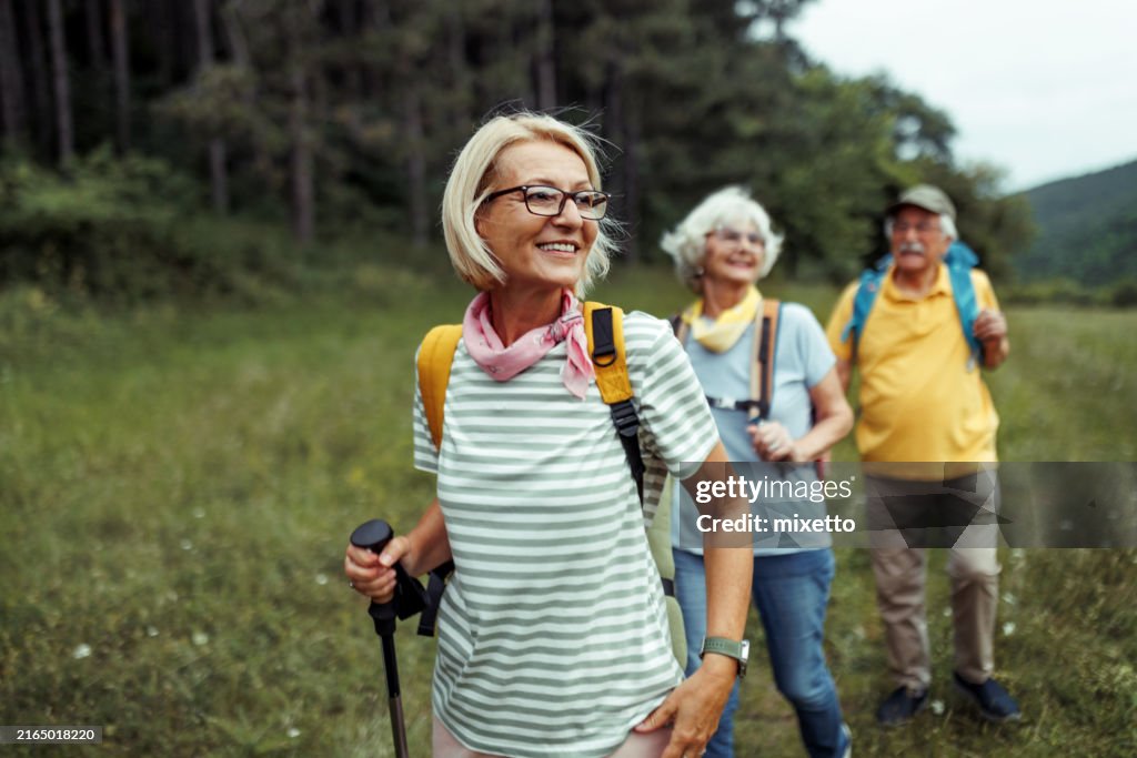 Reife Frau, die ihren Tag im Wald mit Freunden genießt