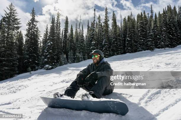 grinning african-american snowboarder taking a break - snowboard stockfoto's en -beelden